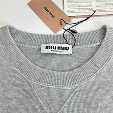 Miu Mi*/缪缪 25FW 灰色圆领针织毛衣采用对版一致混纺面料,其面料的成分比例、纱线支数、手感、 Miu Mi*/缪缪 25FW 灰色圆领针织毛衣采用对版一致混纺面料,其面料的成分比例、纱线支数、手感、