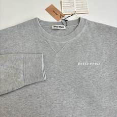 Miu Mi*/缪缪 25FW 灰色圆领针织毛衣采用对版一致混纺面料,其面料的成分比例、纱线支数、手感、 Miu Mi*/缪缪 25FW 灰色圆领针织毛衣采用对版一致混纺面料,其面料的成分比例、纱线支数、手感、