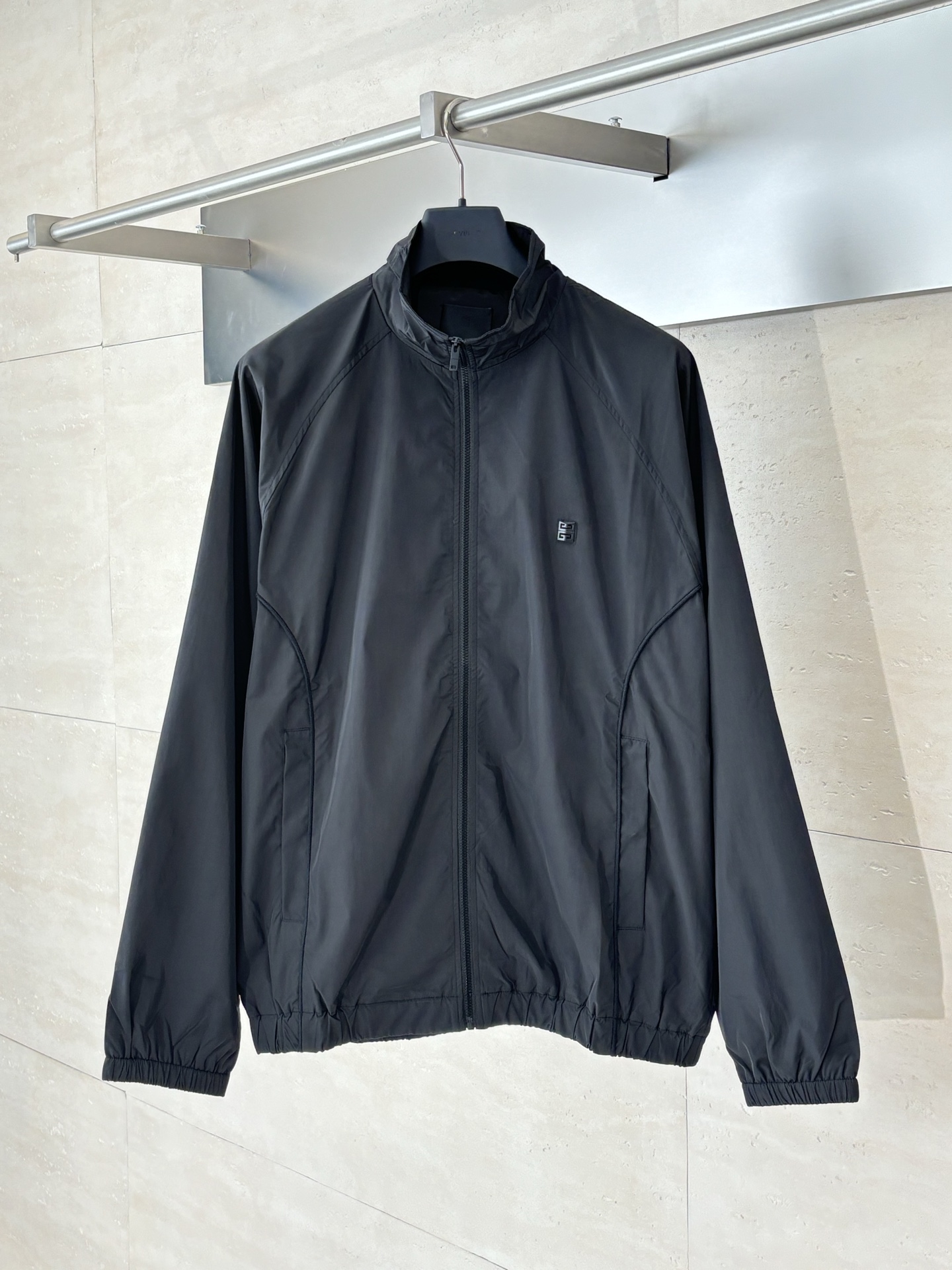 Givench*/纪梵希 GVC五金金属标4G拉链夹克外套定制50D流光绸风衣料以及满天星新中网布 触感