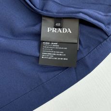 Prad*/普拉达 撞色印花徽标夹克外套定制雅棉牛津纺 质感卓越 舒适贴肤 以一抹深邃蓝调为底 是沉淀后 Prad*/普拉达 撞色印花徽标夹克外套定制雅棉牛津纺 质感卓越 舒适贴肤 以一抹深邃蓝调为底 是沉淀后