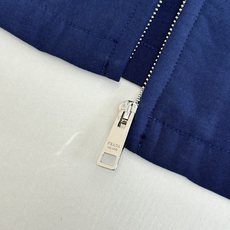 Prad*/普拉达 撞色印花徽标夹克外套定制雅棉牛津纺 质感卓越 舒适贴肤 以一抹深邃蓝调为底 是沉淀后 Prad*/普拉达 撞色印花徽标夹克外套定制雅棉牛津纺 质感卓越 舒适贴肤 以一抹深邃蓝调为底 是沉淀后