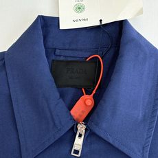 Prad*/普拉达 撞色印花徽标夹克外套定制雅棉牛津纺 质感卓越 舒适贴肤 以一抹深邃蓝调为底 是沉淀后 Prad*/普拉达 撞色印花徽标夹克外套定制雅棉牛津纺 质感卓越 舒适贴肤 以一抹深邃蓝调为底 是沉淀后