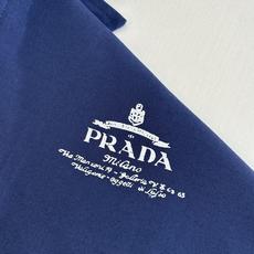 Prad*/普拉达 撞色印花徽标夹克外套定制雅棉牛津纺 质感卓越 舒适贴肤 以一抹深邃蓝调为底 是沉淀后 Prad*/普拉达 撞色印花徽标夹克外套定制雅棉牛津纺 质感卓越 舒适贴肤 以一抹深邃蓝调为底 是沉淀后