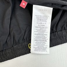 Gucc*/古驰 彩色提花连帽长袖外套采用锦纶面料,摸起来顺滑又轻薄,透气性和防风性都很不错,穿起来既舒 Gucc*/古驰 彩色提花连帽长袖外套采用锦纶面料,摸起来顺滑又轻薄,透气性和防风性都很不错,穿起来既舒