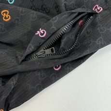 Gucc*/古驰 彩色提花连帽长袖外套采用锦纶面料,摸起来顺滑又轻薄,透气性和防风性都很不错,穿起来既舒 Gucc*/古驰 彩色提花连帽长袖外套采用锦纶面料,摸起来顺滑又轻薄,透气性和防风性都很不错,穿起来既舒