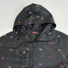 Gucc*/古驰 彩色提花连帽长袖外套采用锦纶面料,摸起来顺滑又轻薄,透气性和防风性都很不错,穿起来既舒 Gucc*/古驰 彩色提花连帽长袖外套采用锦纶面料,摸起来顺滑又轻薄,透气性和防风性都很不错,穿起来既舒