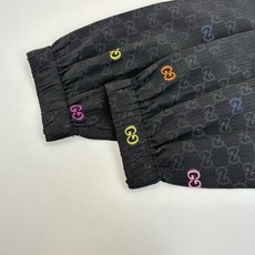 Gucc*/古驰 彩色提花连帽长袖外套采用锦纶面料,摸起来顺滑又轻薄,透气性和防风性都很不错,穿起来既舒 Gucc*/古驰 彩色提花连帽长袖外套采用锦纶面料,摸起来顺滑又轻薄,透气性和防风性都很不错,穿起来既舒
