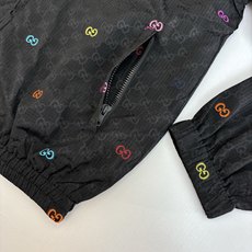 Gucc*/古驰 彩色提花连帽长袖外套采用锦纶面料,摸起来顺滑又轻薄,透气性和防风性都很不错,穿起来既舒 Gucc*/古驰 彩色提花连帽长袖外套采用锦纶面料,摸起来顺滑又轻薄,透气性和防风性都很不错,穿起来既舒