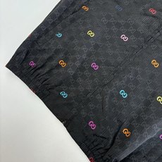 Gucc*/古驰 彩色提花连帽长袖外套采用锦纶面料,摸起来顺滑又轻薄,透气性和防风性都很不错,穿起来既舒 Gucc*/古驰 彩色提花连帽长袖外套采用锦纶面料,摸起来顺滑又轻薄,透气性和防风性都很不错,穿起来既舒