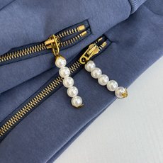1V/路易 珍珠吊坠长裤采用36S双纱双面面料,全线独家原版开发珍珠系列辅料,对版定制同尺寸进口珍珠搭配 1V/路易 珍珠吊坠长裤采用36S双纱双面面料,全线独家原版开发珍珠系列辅料,对版定制同尺寸进口珍珠搭配