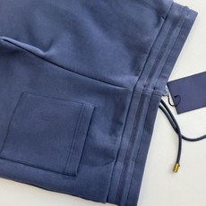 1V/路易 珍珠吊坠长裤采用36S双纱双面面料,全线独家原版开发珍珠系列辅料,对版定制同尺寸进口珍珠搭配 1V/路易 珍珠吊坠长裤采用36S双纱双面面料,全线独家原版开发珍珠系列辅料,对版定制同尺寸进口珍珠搭配