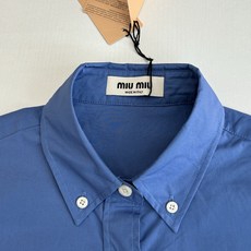 MiuMi*/缪缪 徽标刺绣衬衫定制天丝棉交织纱衬衫料 柔滑细腻 舒适贴肤 一抹靛蓝晕染在衬衫之上 高贵 MiuMi*/缪缪 徽标刺绣衬衫定制天丝棉交织纱衬衫料 柔滑细腻 舒适贴肤 一抹靛蓝晕染在衬衫之上 高贵