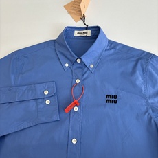 MiuMi*/缪缪 徽标刺绣衬衫定制天丝棉交织纱衬衫料 柔滑细腻 舒适贴肤 一抹靛蓝晕染在衬衫之上 高贵 MiuMi*/缪缪 徽标刺绣衬衫定制天丝棉交织纱衬衫料 柔滑细腻 舒适贴肤 一抹靛蓝晕染在衬衫之上 高贵