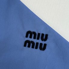 MiuMi*/缪缪 徽标刺绣衬衫定制天丝棉交织纱衬衫料 柔滑细腻 舒适贴肤 一抹靛蓝晕染在衬衫之上 高贵 MiuMi*/缪缪 徽标刺绣衬衫定制天丝棉交织纱衬衫料 柔滑细腻 舒适贴肤 一抹靛蓝晕染在衬衫之上 高贵