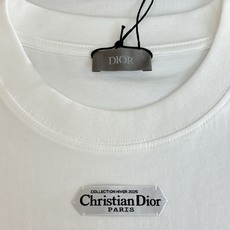 Dio*/迪奥 小标签圆领短袖T恤采用24S特纺紧密棉面料,185g;搭配32S双纱螺纹,300g。紧密 Dio*/迪奥 小标签圆领短袖T恤采用24S特纺紧密棉面料,185g;搭配32S双纱螺纹,300g。紧密