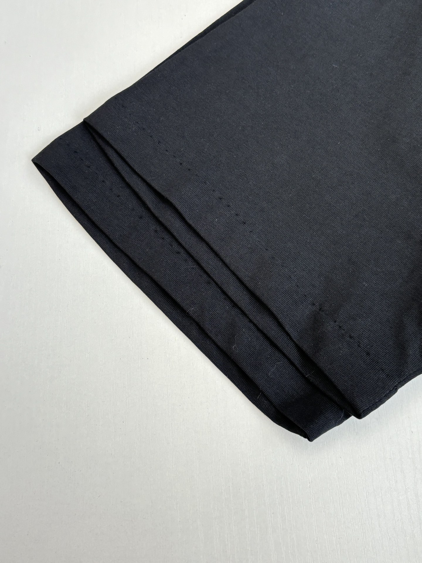 Dio*/迪奥 小标签圆领短袖T恤采用24S特纺紧密棉面料，185g；搭配32S双纱螺纹，300g。紧密