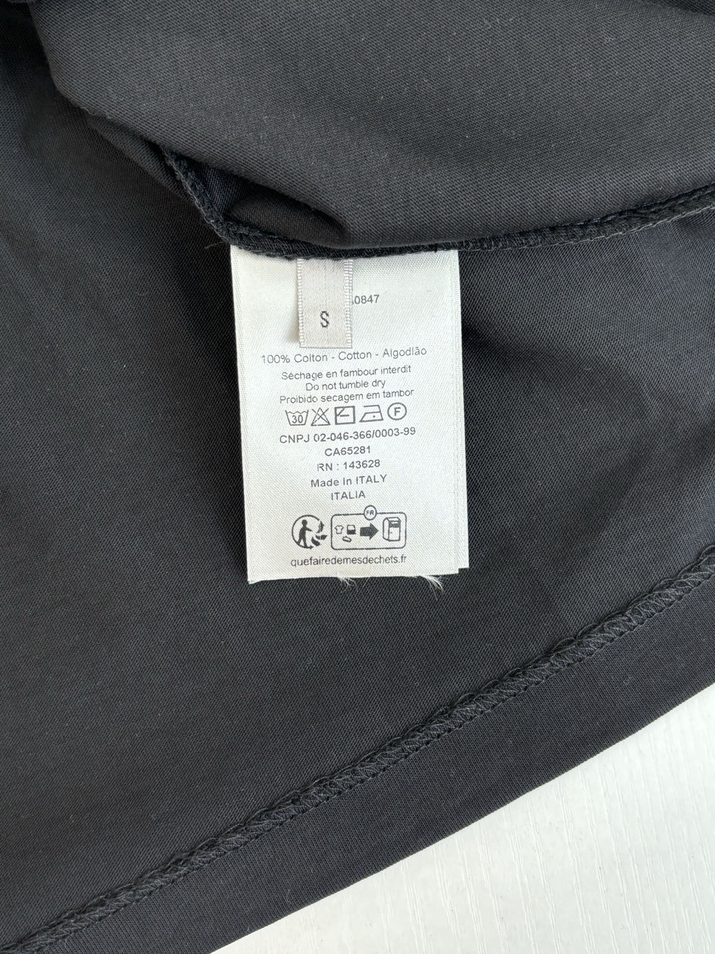 Dio*/迪奥 小标签圆领短袖T恤采用24S特纺紧密棉面料，185g；搭配32S双纱螺纹，300g。紧密
