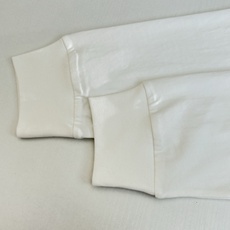 Dio*/迪奥 小标签圆领长袖T恤采用24S特纺紧密棉面料,185g;搭配32S双纱螺纹,300g。紧密 Dio*/迪奥 小标签圆领长袖T恤采用24S特纺紧密棉面料,185g;搭配32S双纱螺纹,300g。紧密