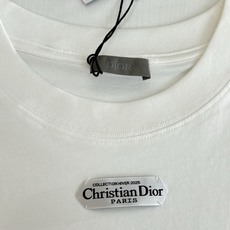Dio*/迪奥 小标签圆领长袖T恤采用24S特纺紧密棉面料,185g;搭配32S双纱螺纹,300g。紧密 Dio*/迪奥 小标签圆领长袖T恤采用24S特纺紧密棉面料,185g;搭配32S双纱螺纹,300g。紧密