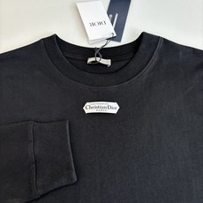 Dio*/迪奥 小标签圆领长袖T恤采用24S特纺紧密棉面料,185g;搭配32S双纱螺纹,300g。紧密 Dio*/迪奥 小标签圆领长袖T恤采用24S特纺紧密棉面料,185g;搭配32S双纱螺纹,300g。紧密