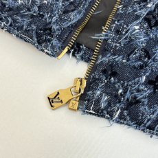 1V/路易 25FW连帽开花流苏牛仔外套第一时间购入ZP操作,复古赛络纺提花露纱面料,通过洗水及砂石打磨 1V/路易 25FW连帽开花流苏牛仔外套第一时间购入ZP操作,复古赛络纺提花露纱面料,通过洗水及砂石打磨