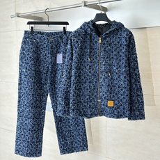 1V/路易 25FW连帽开花流苏牛仔外套第一时间购入ZP操作,复古赛络纺提花露纱面料,通过洗水及砂石打磨 1V/路易 25FW连帽开花流苏牛仔外套第一时间购入ZP操作,复古赛络纺提花露纱面料,通过洗水及砂石打磨