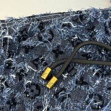 1V/路易 25FW连帽开花流苏牛仔外套第一时间购入ZP操作,复古赛络纺提花露纱面料,通过洗水及砂石打磨 1V/路易 25FW连帽开花流苏牛仔外套第一时间购入ZP操作,复古赛络纺提花露纱面料,通过洗水及砂石打磨
