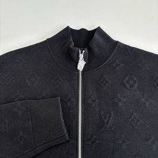 1V/路易 浮雕压花立领针织外套YB购入打版,采用定制棉纱纱线打造,工艺复杂,需要纺出原料芯,在进行二次 1V/路易 浮雕压花立领针织外套YB购入打版,采用定制棉纱纱线打造,工艺复杂,需要纺出原料芯,在进行二次