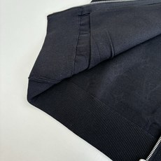 1V/路易 浮雕压花立领针织外套YB购入打版,采用定制棉纱纱线打造,工艺复杂,需要纺出原料芯,在进行二次 1V/路易 浮雕压花立领针织外套YB购入打版,采用定制棉纱纱线打造,工艺复杂,需要纺出原料芯,在进行二次