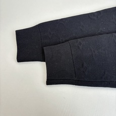 1V/路易 浮雕压花立领针织外套YB购入打版,采用定制棉纱纱线打造,工艺复杂,需要纺出原料芯,在进行二次 1V/路易 浮雕压花立领针织外套YB购入打版,采用定制棉纱纱线打造,工艺复杂,需要纺出原料芯,在进行二次