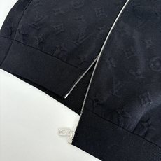 1V/路易 浮雕压花立领针织外套YB购入打版,采用定制棉纱纱线打造,工艺复杂,需要纺出原料芯,在进行二次 1V/路易 浮雕压花立领针织外套YB购入打版,采用定制棉纱纱线打造,工艺复杂,需要纺出原料芯,在进行二次