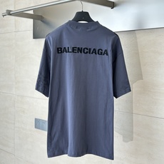Balenciag*/巴黎Blcg 油墨做旧刺绣短袖采用纯棉面料,衣身涂鸦喷漆做旧处理,进口机刺绣。整体 Balenciag*/巴黎Blcg 油墨做旧刺绣短袖采用纯棉面料,衣身涂鸦喷漆做旧处理,进口机刺绣。整体