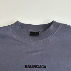 Balenciag*/巴黎Blcg 油墨做旧刺绣短袖采用纯棉面料,衣身涂鸦喷漆做旧处理,进口机刺绣。整体 Balenciag*/巴黎Blcg 油墨做旧刺绣短袖采用纯棉面料,衣身涂鸦喷漆做旧处理,进口机刺绣。整体
