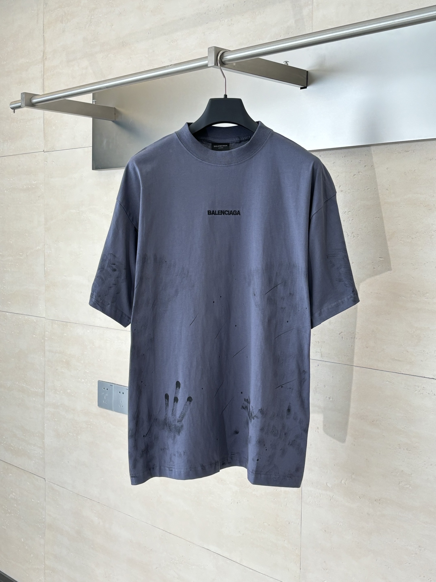 Balenciag*/巴黎Blcg 油墨做旧刺绣短袖采用纯棉面料，衣身涂鸦喷漆做旧处理，进口机刺绣。整体
