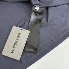 Balenciag*/巴黎Blcg 油墨做旧刺绣短袖采用纯棉面料,衣身涂鸦喷漆做旧处理,进口机刺绣。整体 Balenciag*/巴黎Blcg 油墨做旧刺绣短袖采用纯棉面料,衣身涂鸦喷漆做旧处理,进口机刺绣。整体