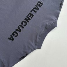 Balenciag*/巴黎Blcg 油墨做旧刺绣短袖采用纯棉面料,衣身涂鸦喷漆做旧处理,进口机刺绣。整体 Balenciag*/巴黎Blcg 油墨做旧刺绣短袖采用纯棉面料,衣身涂鸦喷漆做旧处理,进口机刺绣。整体