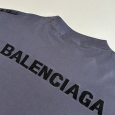 Balenciag*/巴黎Blcg 油墨做旧刺绣短袖采用纯棉面料,衣身涂鸦喷漆做旧处理,进口机刺绣。整体 Balenciag*/巴黎Blcg 油墨做旧刺绣短袖采用纯棉面料,衣身涂鸦喷漆做旧处理,进口机刺绣。整体