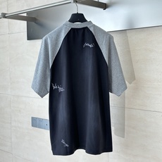 Balenciag*/巴黎 Blcg拼接插肩短袖32S双纱拉架 270g。纯棉质织物组织结构为平纹,面料 Balenciag*/巴黎 Blcg拼接插肩短袖32S双纱拉架 270g。纯棉质织物组织结构为平纹,面料