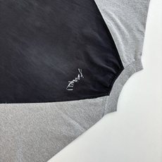 Balenciag*/巴黎 Blcg拼接插肩短袖32S双纱拉架 270g。纯棉质织物组织结构为平纹,面料 Balenciag*/巴黎 Blcg拼接插肩短袖32S双纱拉架 270g。纯棉质织物组织结构为平纹,面料
