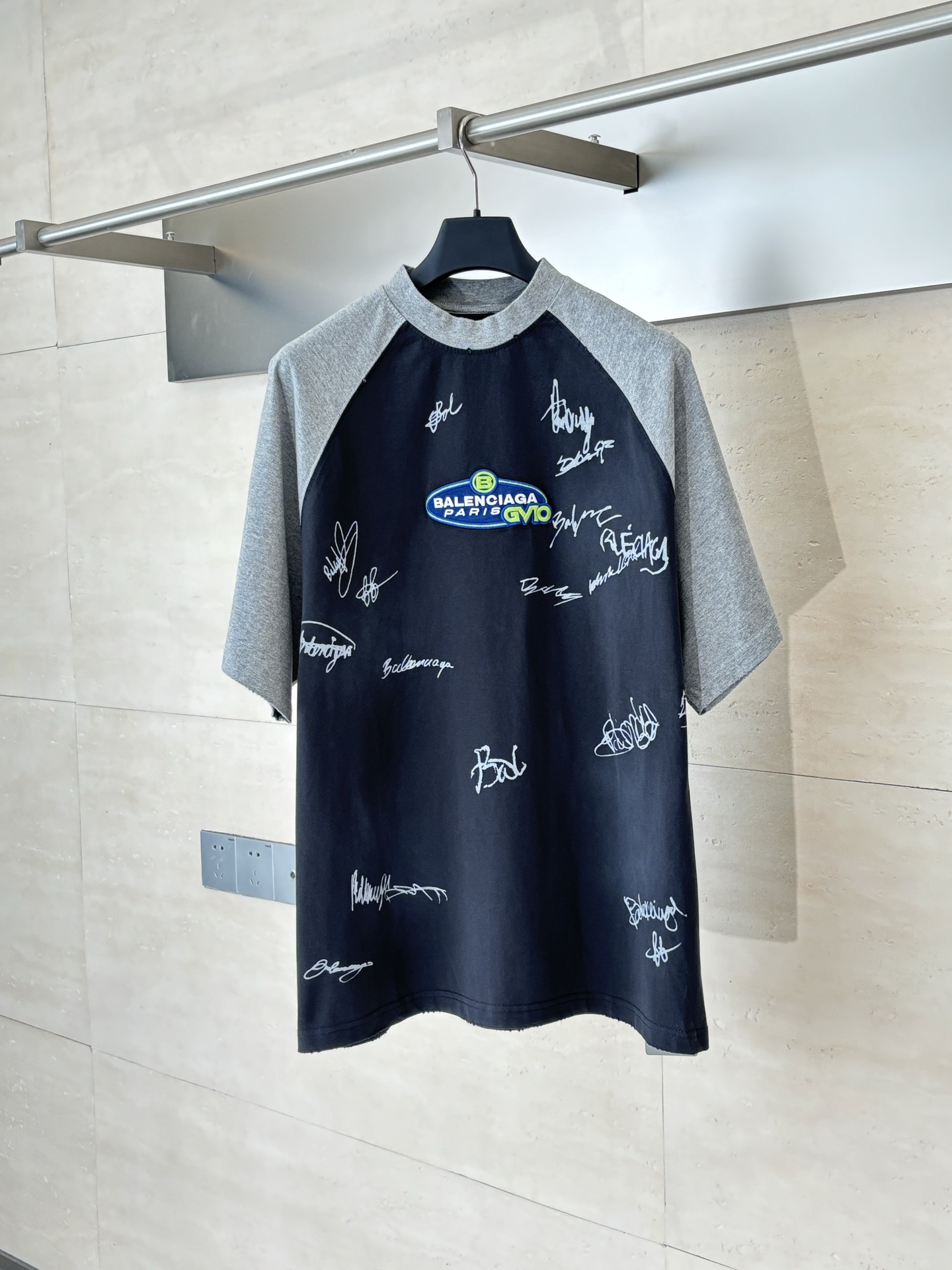 Balenciag*/巴黎 Blcg拼接插肩短袖32S双纱拉架 270g。纯棉质织物组织结构为平纹，面料