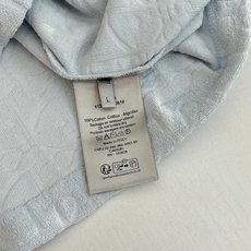Dio*/迪奥 毛巾棉新配色提花短袖T恤这款蓝色棉质毛圈面料 丁 恤饰以同色调提花图案,致敬经典的 Ob Dio*/迪奥 毛巾棉新配色提花短袖T恤这款蓝色棉质毛圈面料 丁 恤饰以同色调提花图案,致敬经典的 Ob
