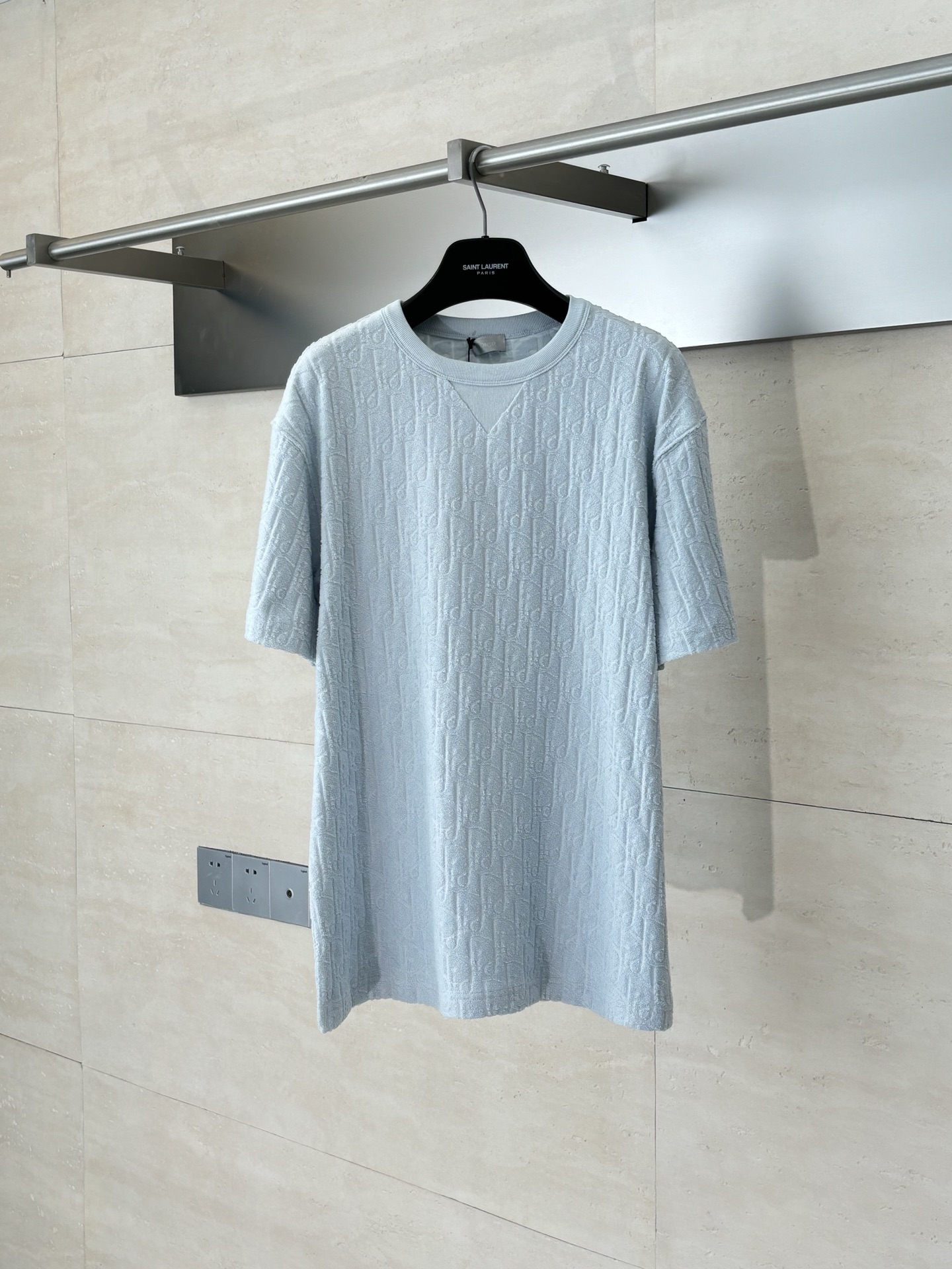 NO:529561,Dio*/Dio Towel Cotton New Color Jacquard Short-Sleeve T-shirt This blue cotton terry terry is decorated with jacquard patterns tones, paying tribute to the classic Oblique print. Ribbed round neck with V-shaped details for a casual effect. Loose style, can be matched with jeans or sports trousers to enhance the style. SizeS/M/L/XL,,dior,dior,jeans,T-shirt,tees,t-shirt,alexander wang19860909Dio*/迪奥 毛巾棉新配色提花短袖T恤 这款蓝色棉质毛圈面料 丁 恤饰以同色调提花图案,致敬经典的 Oblique 印花.罗纹圆领搭配 V形细节,打造休闲效果.宽松版型,可与牛仔裤或运动长裤搭配,提升格调. SizeS/M/L/XL,,dior,dior,jeans,T-shirt,tees，t-shirt,alexander wang,Men's clothing