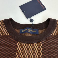 1V/路易 棋盘格钉珠针织长袖YB购入打版,毛料选用全精梳棉纱纱线,从工艺上来说,精梳棉在制作的过程中会 1V/路易 棋盘格钉珠针织长袖YB购入打版,毛料选用全精梳棉纱纱线,从工艺上来说,精梳棉在制作的过程中会