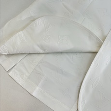 1V/路易 FW 秋冬新款 白色压花西装外套订制棉质混纺面料 满身Macro Monogram 压纹搭建 1V/路易 FW 秋冬新款 白色压花西装外套订制棉质混纺面料 满身Macro Monogram 压纹搭建