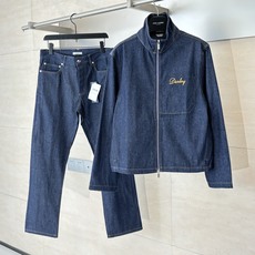 Dio*/迪奥 25FW 秋冬新款字母刺绣立领直筒牛仔夹克设计自Dior 档案的迪奥之爱标志 采用海军蓝 Dio*/迪奥 25FW 秋冬新款字母刺绣立领直筒牛仔夹克设计自Dior 档案的迪奥之爱标志 采用海军蓝