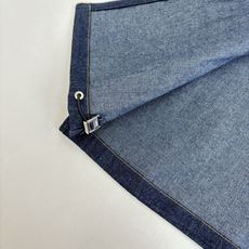 Dio*/迪奥 25FW 秋冬新款字母刺绣立领直筒牛仔夹克设计自Dior 档案的迪奥之爱标志 采用海军蓝 Dio*/迪奥 25FW 秋冬新款字母刺绣立领直筒牛仔夹克设计自Dior 档案的迪奥之爱标志 采用海军蓝