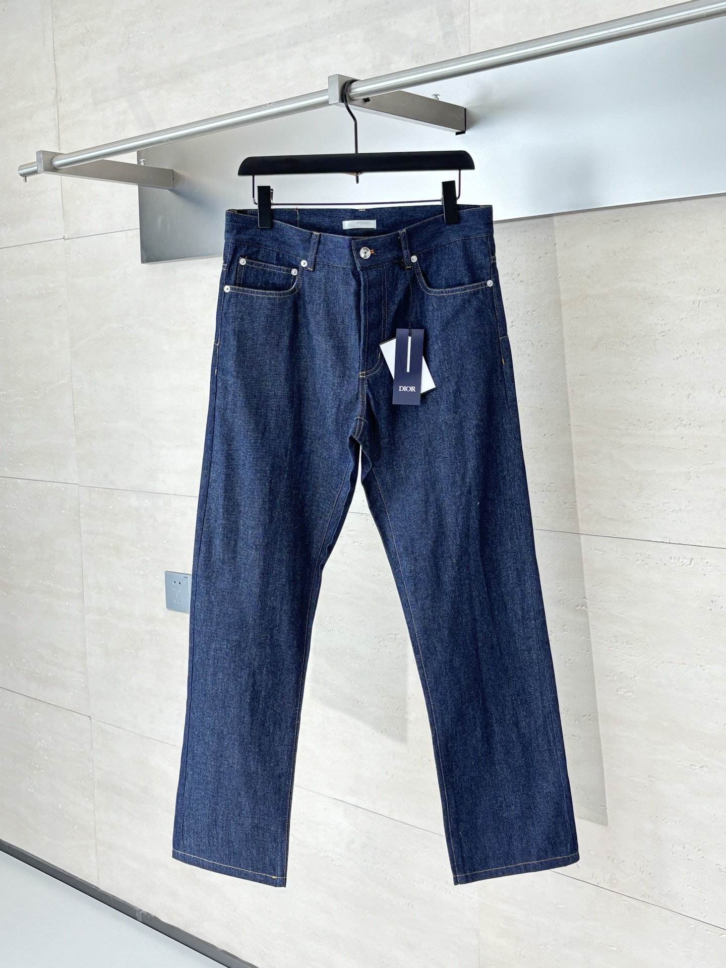 Dio*/迪奥 25FW 秋冬新款 直筒休闲牛仔长裤采用海军蓝色棉质牛仔布 后侧饰以迪奥之爱皮革标牌 腰