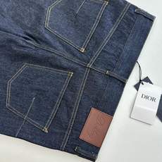 Dio*/迪奥 25FW 秋冬新款 直筒休闲牛仔长裤采用海军蓝色棉质牛仔布 后侧饰以迪奥之爱皮革标牌 腰 Dio*/迪奥 25FW 秋冬新款 直筒休闲牛仔长裤采用海军蓝色棉质牛仔布 后侧饰以迪奥之爱皮革标牌 腰