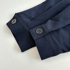 Miu Mi*/缪缪 贴布徽章衬衫夹克外套19884购入开发 采用藏青色深色系款式 采用高品质的面料和精 Miu Mi*/缪缪 贴布徽章衬衫夹克外套19884购入开发 采用藏青色深色系款式 采用高品质的面料和精