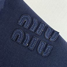 Miu Mi*/缪缪 贴布徽章衬衫夹克外套19884购入开发 采用藏青色深色系款式 采用高品质的面料和精 Miu Mi*/缪缪 贴布徽章衬衫夹克外套19884购入开发 采用藏青色深色系款式 采用高品质的面料和精